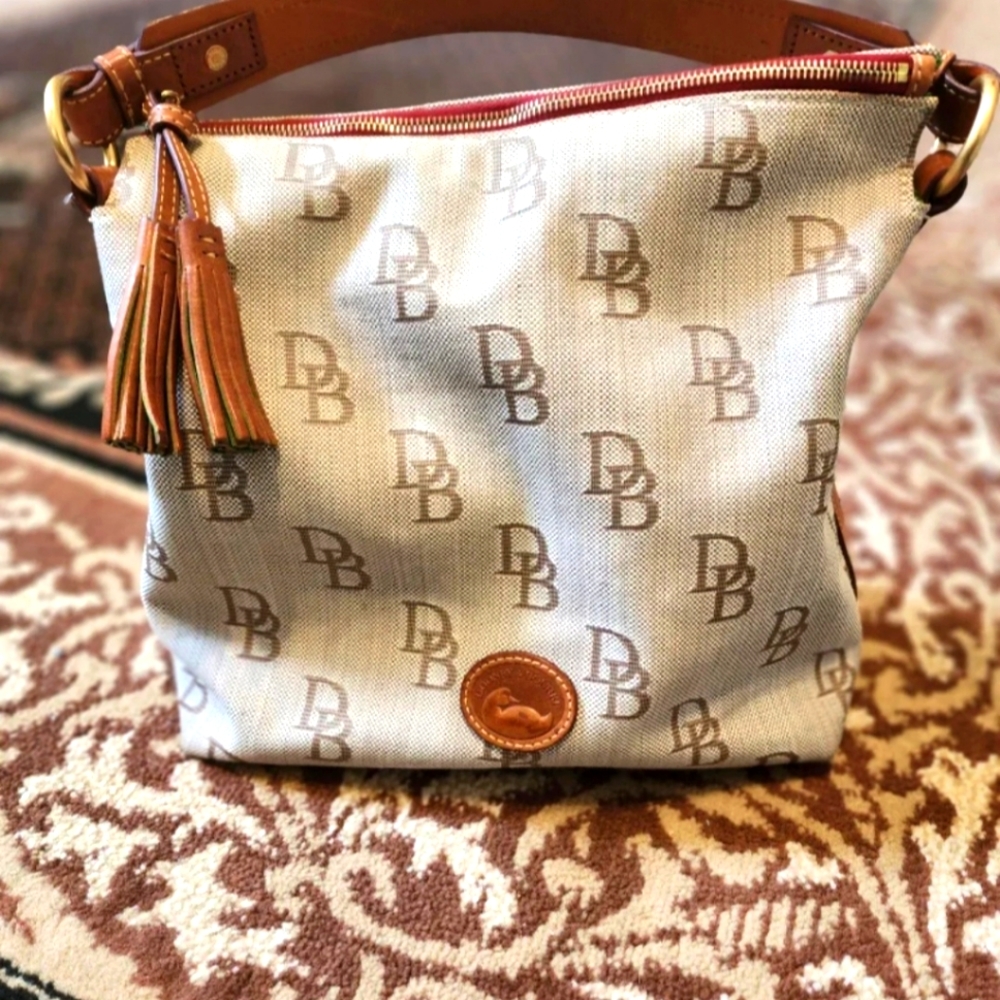 Dooney and Bourke handbag. Meduim size canvas with a single leather handle. Exce